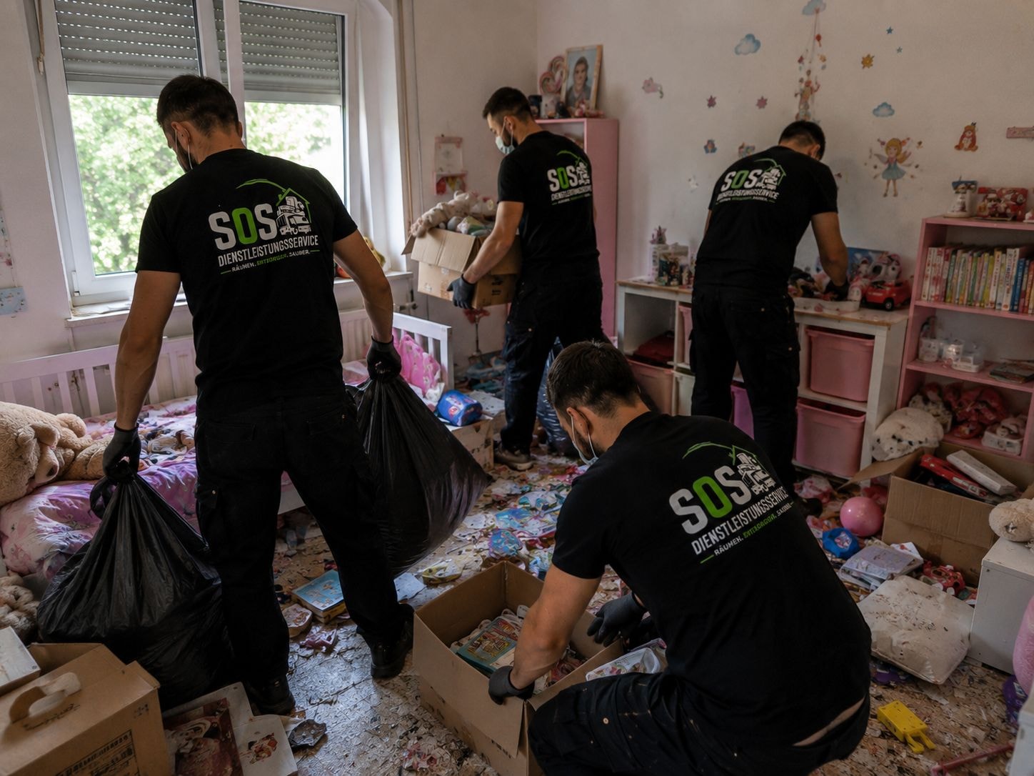 SOS Team räumt Kinderzimmer – Mitarbeiter beim Einsatz